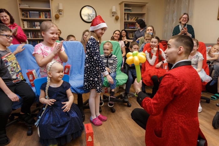 ЗМК устроил новогодний праздник для детей, проходящих длительное лечение в ДРКБ 