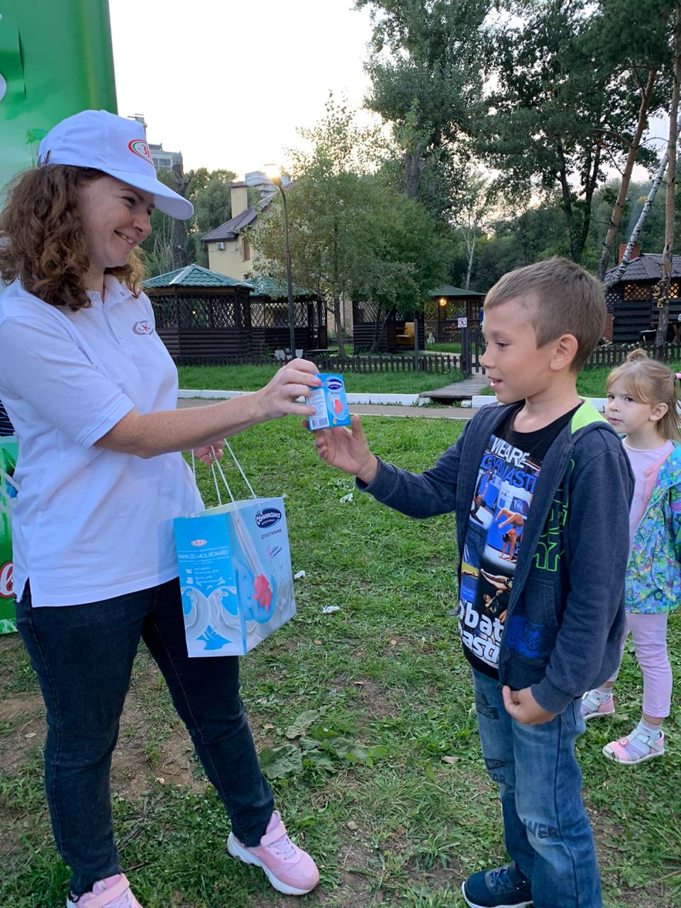 ЗМК угощал маленьких гостей праздника молоком "Обнимама"