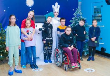 Умка в поисках Деда Мороза: ЗМК подарил особенным детям интерактивное новогоднее приключение 