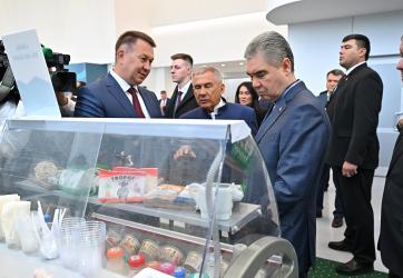 Раис Татарстана отметил высокое качество продукции ЗМК на KazanForum